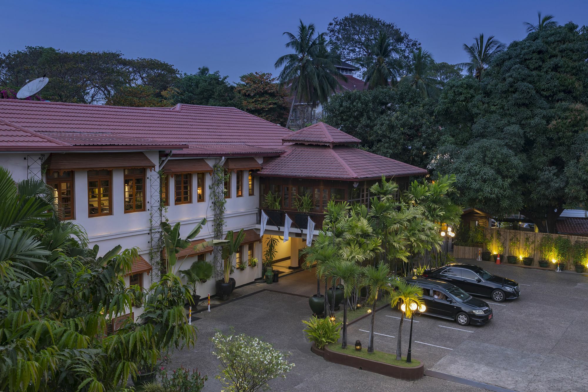 Savoy Hotel Yangon Exterior photo